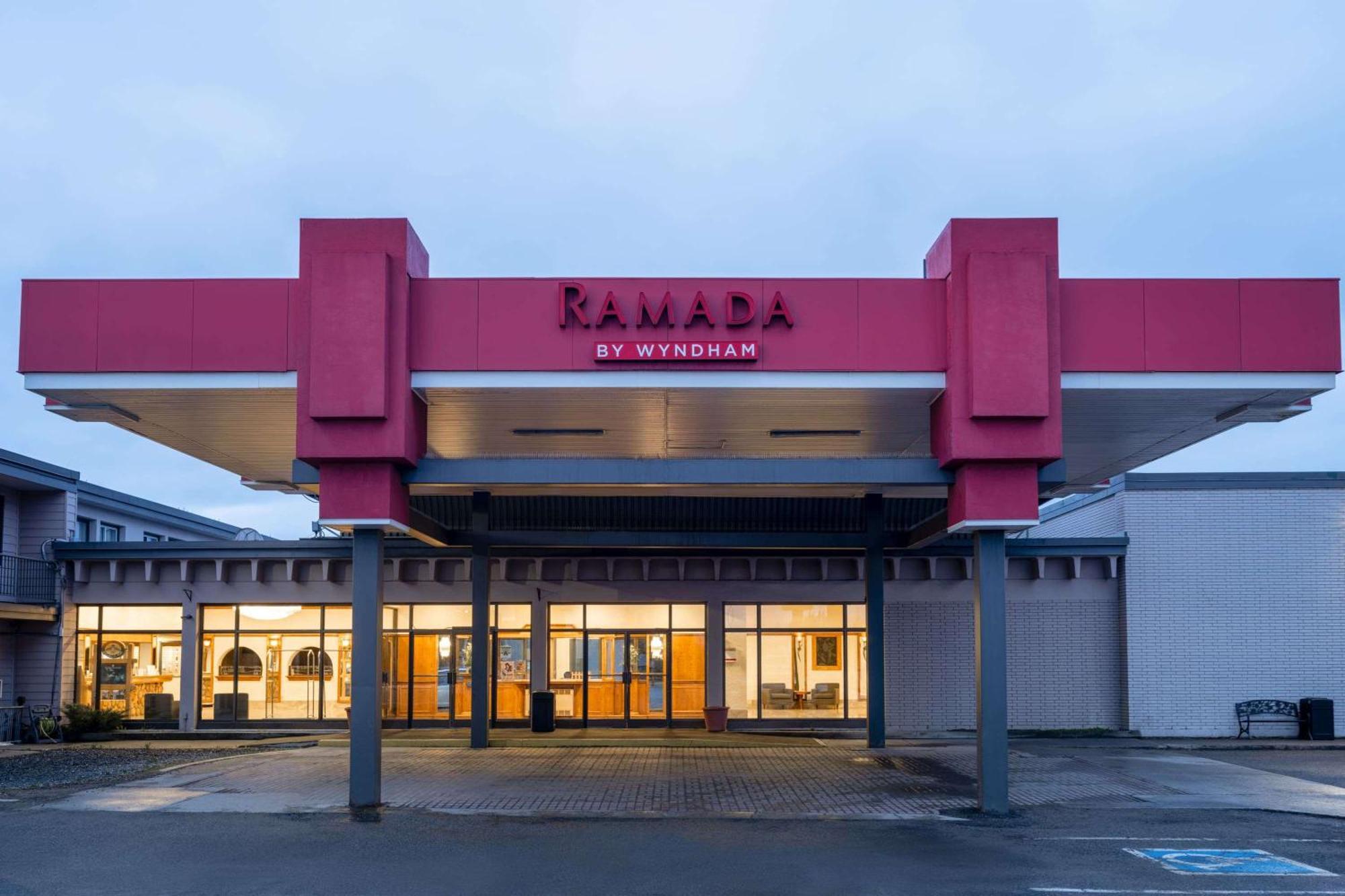 ラマダ バイ ウィンダム サンダー ベイ エアライン ホテル サンダーベイ エクステリア 写真